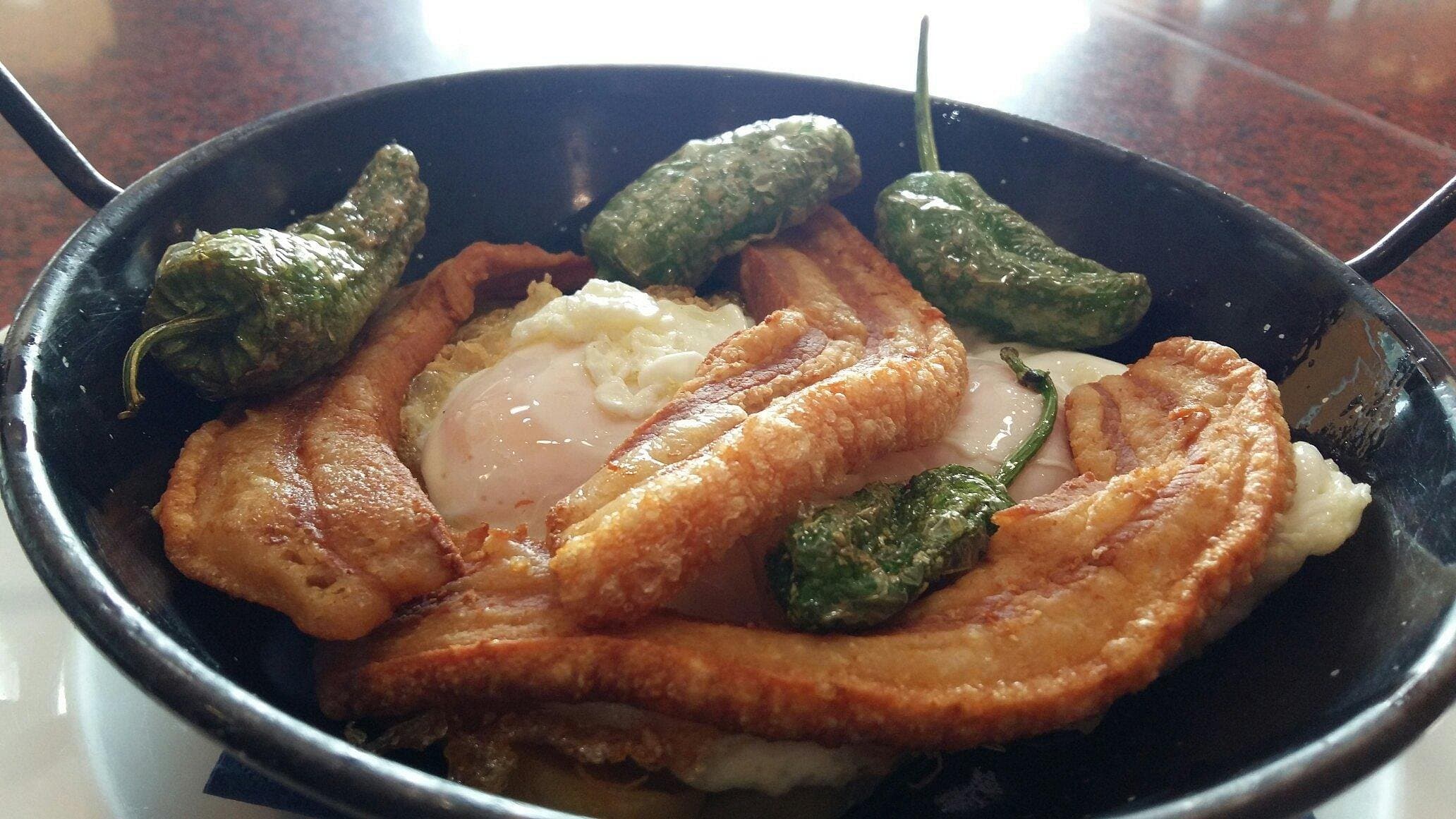 Huevos con torreznos